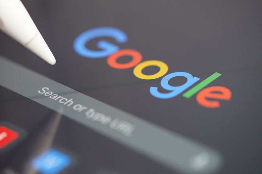 Tablet pen pointing at the Google search bar on the homepage